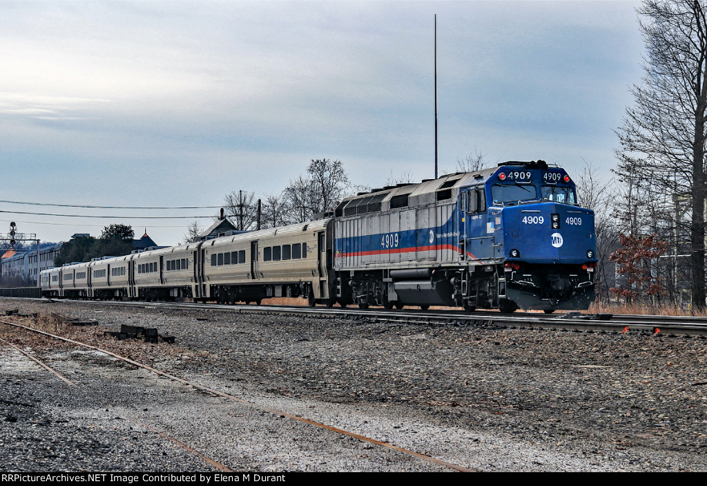 MNCR 4909 on train 74